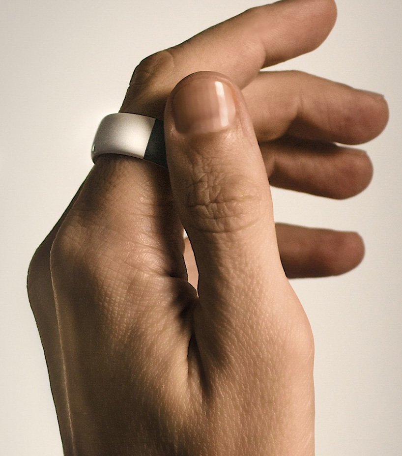 starck-AEKLYS-ring-wearable-technology-designboom-002.jpg