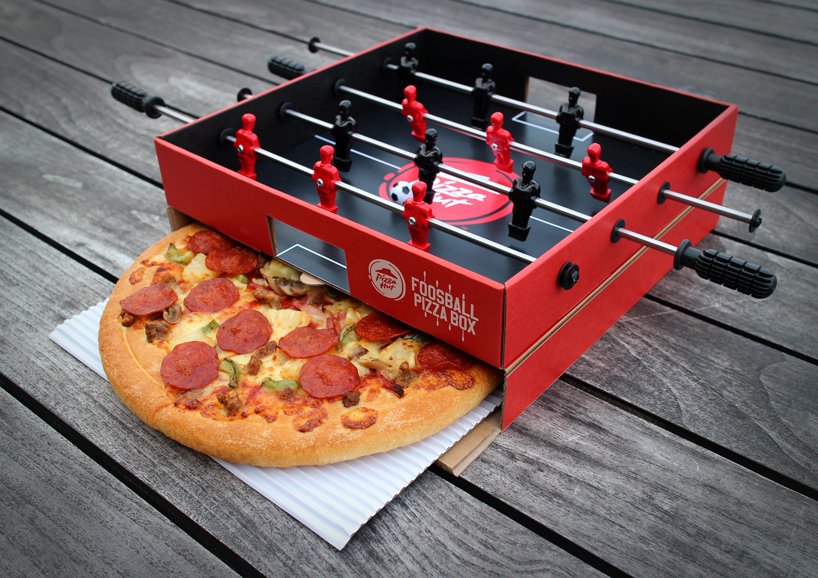 嘉合创通说设计：盖上有一个足球桌的比萨盒